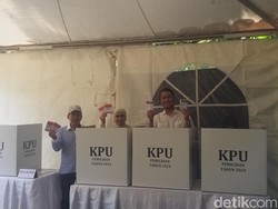 Seto Bareng Istri Pakai Baju Putih-Foto Bareng Warga Saat Nyoblos di TPS