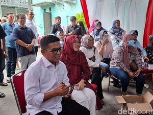 Nonton Penghitungan Suara Bareng Warga, Andra Soni Menang Telak di TPS-nya