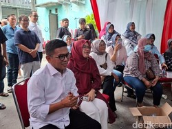 Nonton Penghitungan Suara Bareng Warga, Andra Soni Menang Telak di TPS-nya