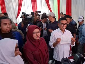 Andra Soni Nyoblos di TPS 29 Ciledug Ditemani Istri dan Anak