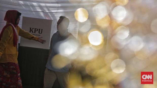 Warga menggunakan hak pilihnya pada Pemilihan Umum Kepala Daerah (Pilkada) Serentak 2024 di Jakarta, Rabu, 27 November 2024. Pelaksanaan pemungutan atau pencoblosan suara di tempat pemungutan suara (TPS) dimulai dari pukul 07.00 sampai 13.00 waktu setempat pada Rabu, 27 November 2024. Pj Gubernur DKI Jakarta Teguh Setyabudi mengatakan seluruh TPS di wilayahnya siap untuk menggelar Pilkada 2024 dan melayani hak suara dari 8.214.007 pemilih yang terdaftar di DPT. (CNN Indonesia/Adhi Wicaksono)