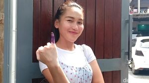 Ayu Ting Ting Anti-Golput, Semringah Pamer Kelingking Bertinta
