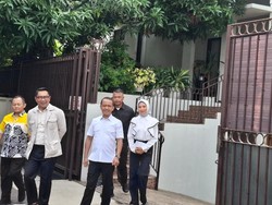 Pakai Kemeja Putih, Bahlil Nyoblos di TPS 003 Duren Tiga