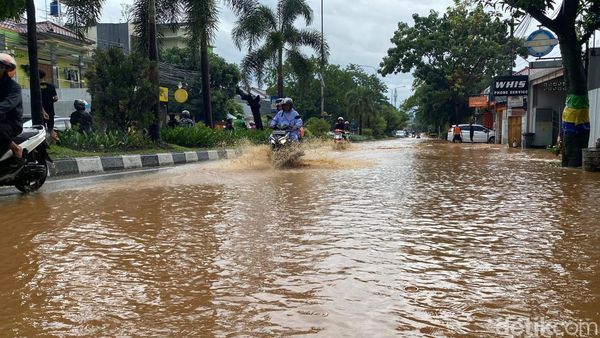 Foto Jalanan Kota Bandung Kebanjiran Usai Hujan Deras Mengguyur