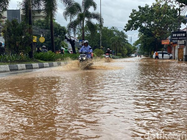 Foto Jalanan Kota Bandung Kebanjiran Usai Hujan Deras Mengguyur