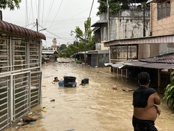 Video: Momen Warga Terjebak di Atap saat Banjir Kepung Medan