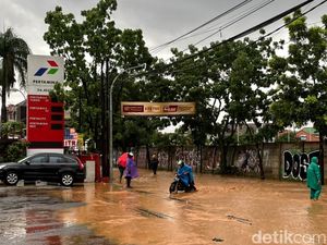 Hujan-Angin, Jalanan Kota Bandung Terdampak Banjir