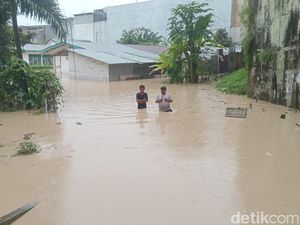 Banjir Rendam Rumah Warga di Medan Polonia, 115 Jiwa Dievakuasi Banjir Rendam Rumah Warga di Medan Polonia, 115 Jiwa Dievakuasi
