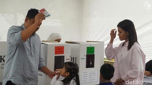 Bobby dan Kahiyang Nyoblos di Medan, Harap Warga ke TPS Meski Banjir