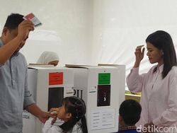 Bobby dan Kahiyang Nyoblos di Medan, Harap Warga ke TPS Meski Banjir