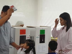 Bobby dan Kahiyang Nyoblos di Medan, Harap Warga ke TPS Meski Banjir