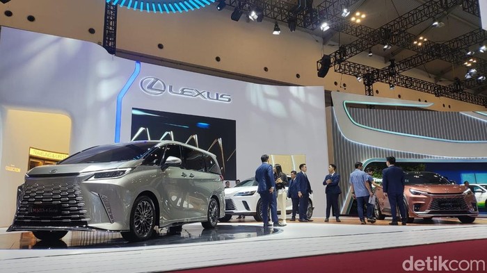 Booth Lexus. Booth Lexus.