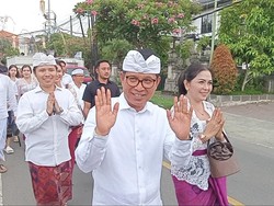 Adi Arnawa Jalan Kaki ke TPS Sambil Sapa Warga Saat Pencoblosan