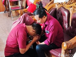 Paslon Hamenang-Benny Sungkem Minta Restu ke Orang Tua Sebelum Nyoblos