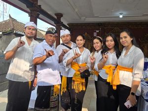 Tamba Ditemani Seluruh Keluarga Saat Mencoblos, Kompak Berpakaian Adat Putih