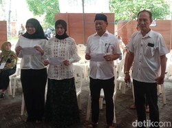 Jalan Kaki ke TPS, Abdul Ghofur Didampingi Istrinya Nyoblos di Temenggungan