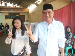 Cabup Wahyu dan Istri Nyoblos di TPS 02 Pati, Pede Bakal Menang