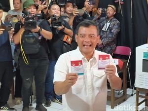 Senyum Semringah Cagub Luthfi Usai Nyoblos di Solo