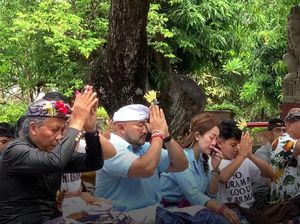 Video: De Gadjah Sembahyang Sebelum Nyoblos Video: De Gadjah Sembahyang Sebelum Nyoblos