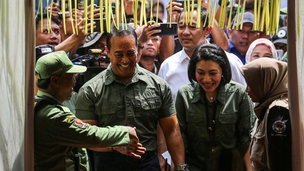 Calon Gubernur Jawa Tengah nomor urut 1 Andika Perkasa (kedua kiri) bersama istri Diah Erwiany Trisnamurti Hendrati (kedua kanan) dan didampingi pasangannya calon Wakil Gubernur Jawa Tengah Hendrar Prihadi (tengah belakang) berjalan menuju ke lokasi pencoblosan di TPS 3 Lempongsari, Semarang, Jawa Tengah, Rabu (27/11/2024). Andika Perkasa menggunakan hak pilih suaranya pada Pilkada Serentak 2024 di Kota Semarang. ANTARA FOTO/Makna Zaezar