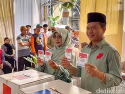 Cabup Dadang Jalan Kaki Nyoblos di TPS 20 Kabupaten Bandung