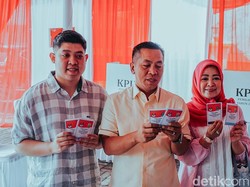 Aep Syaepuloh Nyoblos di TPS 16 Karawang Ditemani Anak-Istri