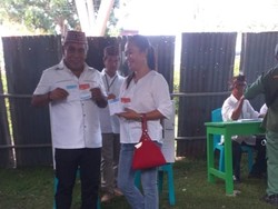 Cabup Edi Endi Pakai Topi Rea, Coblos di Labuan Bajo