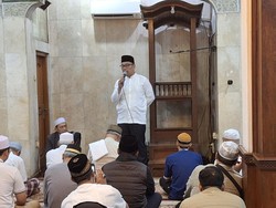 RK Salat Subuh Berjamaah di Masjid Jaktim Sebelum Nyoblos di Bandung