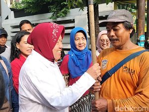 Momen Risma Diantar Tetangga hingga Sapa Petugas Kebersihan Sebelum ke TPS Momen Risma Diantar Tetangga hingga Sapa Petugas Kebersihan Sebelum ke TPS