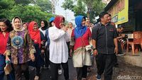 Momen Risma Jalan Kaki Bersama Warga Menuju TPS