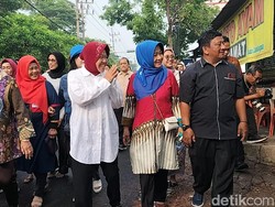 Cagub Risma Jalan Kaki Nyoblos di TPS 16 Jajartunggal Surabaya