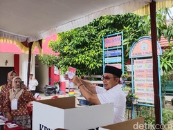 Eddy Santana Kenakan Pakaian Putih Saat Nyoblos, Optimistis Menang