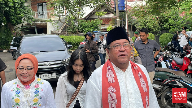 Calon Wakil Gubernur Jakarta nomor urut 3 Rano Karno alias Si Doel mencoblos surat suara Pilkada di TPS 065 Lebak Bulus, Cilandak, Jakarta Selatan.