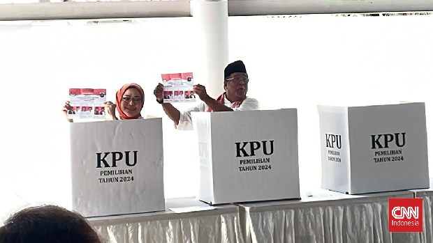 Calon Wakil Gubernur Jakarta nomor urut 3 Rano Karno alias Si Doel mencoblos surat suara Pilkada di TPS 065 Lebak Bulus, Cilandak, Jakarta Selatan.