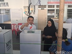 Appi Jalan Kaki Diantar Pendukung Nyoblos di TPS 002 Sawerigading Makassar