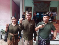 Ipat Nyoblos Bareng Winasa dan Istri di Tegalcangkring, Kompak Berbusana Hijau