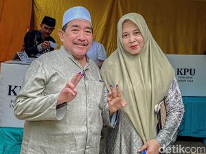 Cawabup Sumenep Kiai Imam Hasyim Bareng Istri Nyoblos di TPS 002 Cawabup Sumenep Kiai Imam Hasyim Bareng Istri Nyoblos di TPS 002