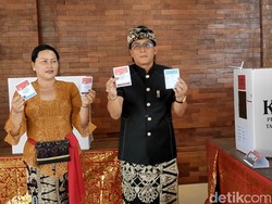 Giri Prasta Nyoblos Bareng Keluarga di Desa Pelaga
