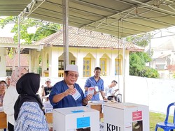 Mencoblos di Lombok Tengah, Uhel Pamerkan 2 Jarinya yang Dicelupkan ke Tinta