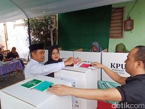 Cawali Pasuruan Adi Wibowo dan Istri Nyoblos, Datang ke TPS Naik Motor Jadul Cawali Pasuruan Adi Wibowo dan Istri Nyoblos, Datang ke TPS Naik Motor Jadul