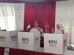 Didampingi Istri, Cawalkot Bogor Dedie Rachim Nyoblos di TPS 037 Katulampa