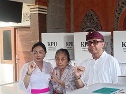 Jaya Negara Nyoblos Bareng Istri dan Ibu, Butuh 5 Menit di Bilik Suara