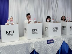 Diawali Salat Duha, Yoyok Sukawi Nyoblos di TPS 01 Wonotingal Semarang