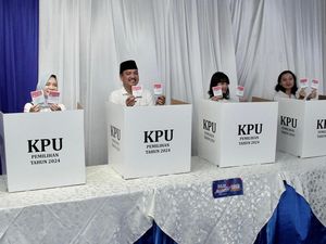 Diawali Salat Duha, Yoyok Sukawi Nyoblos di TPS 01 Wonotingal Semarang Diawali Salat Duha, Yoyok Sukawi Nyoblos di TPS 01 Wonotingal Semarang