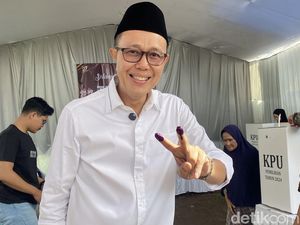 Senyum dan Salam 2 Jari Ayep Zaki Usai Nyoblos di TPS 18