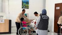 Ratusan warga Liponsos Keputih Nyoblos Pilkada 2024