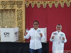 Danny-Indira Sapa-Foto Bareng Warga Saat Nyoblos di TPS 001 Mamajang Makassar