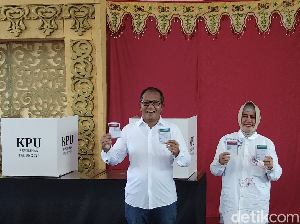 Danny-Indira Sapa-Foto Bareng Warga Saat Nyoblos di TPS 001 Mamajang Makassar Danny-Indira Sapa-Foto Bareng Warga Saat Nyoblos di TPS 001 Mamajang Makassar