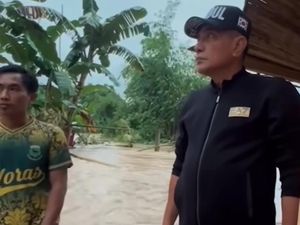 Edy Rahmayadi Tinjau Banjir Sebelum Nyoblos ke TPS Edy Rahmayadi Tinjau Banjir Sebelum Nyoblos ke TPS