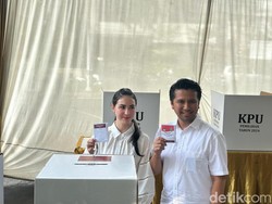 Emil Dardak-Arumi Bachsin Nyoblos Pakai Baju Putih di TPS Surabaya